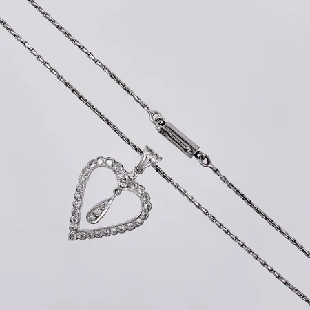 Kedja med hänge hjärta med diamanter ca 32x0,02-0,03ct dålig kvalité längd kedja: ca 44,5cm bredd: ca 1,5mm längd hängd. ca 3,5cm bredd: ca 25mm, vit metall  Vikt: 9,6 g