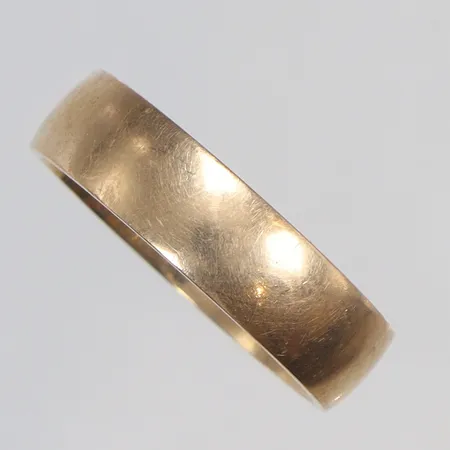 Ring slät, stl 19¾, bredd 5mm, gravyr, 18K Vikt: 7,5 g