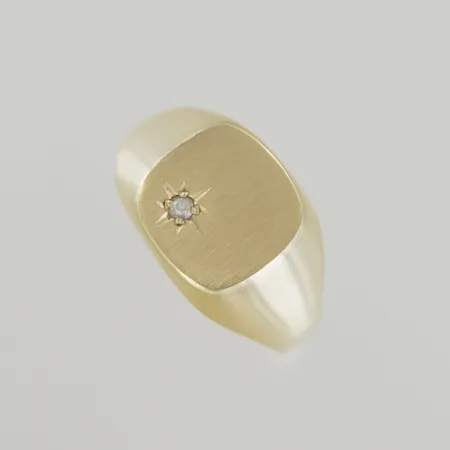 Ring med sten, Ø 21¼ mm, bredd 12,5 mm, 18K Vikt: 2,9 g