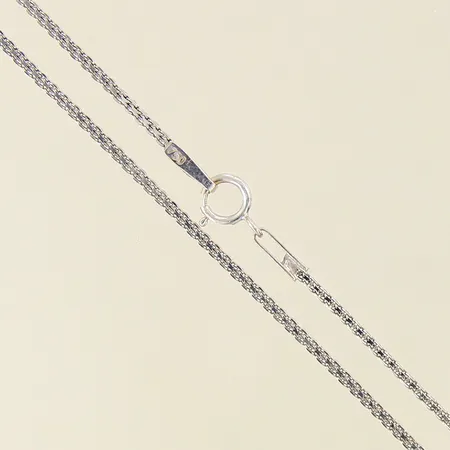 Kedja, längd 52cm, bredd 1mm, vitguld, ojämnheter, 18K  Vikt: 5,2 g