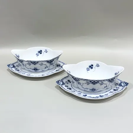 Såsskålar, två stycken, Musselmalet, halvblond, Royal Copenhagen, Danmark, numrerad: 1/587, längd 24cm, porslin, mindre tillverkningsfel, ena med mindre nagg Skickas med postpaket.