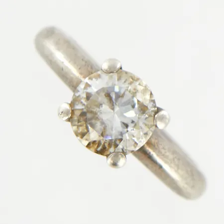 Ring vit sten stl 17, bredd 2,5-8mm, oxiderad, silver 925/1000.  Vikt: 4,7 g