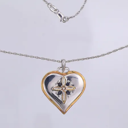 Collier Singapore hjärta med diamant 1 x ca 0,01ct & 4 safirer, text: May the Lord bless and keep You my precious daughter, 51cm långt, hänge 34mm, 925/1000 silver, originaletui Vikt: 15,8 g