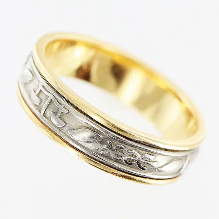 Examensring stl 18¾, bredd 5,5mm, vit/gulguld, gravyr, 18K.  Vikt: 7,5 g