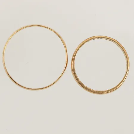 Två ringar, släta, graverade, 18K  Vikt: 8,7 g
