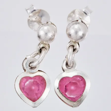 Ett par örhängen med rosa stenar, längd ca 15mm, silver Vikt: 1,1 g