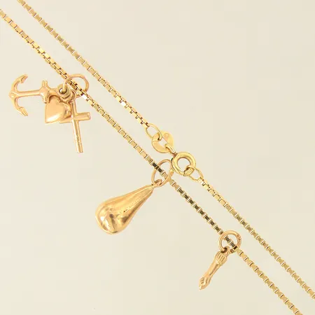 Kedja Venezia med tre integrerade berlocker, längd 61cm, bredd 1mm, 18K  Vikt: 9,7 g