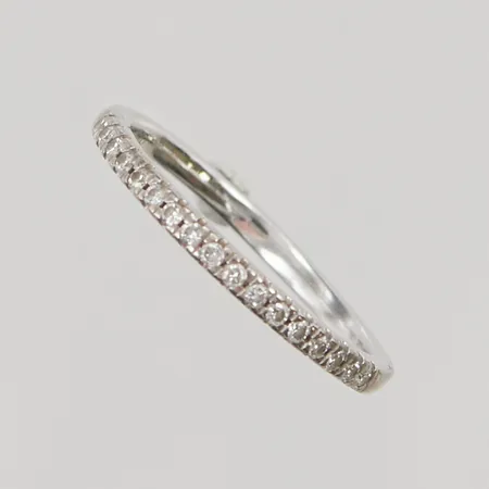 Halvalliansring med diamanter 17xca0,01ct, Ø16½, bredd: 1,8mm, vitguld, Guldfynd, 18K, 2,1g.