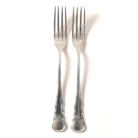 2st gafflar modell Hallbergs Chippendale, längd 220mm, monogramgravyr, tillverkade av C.G. Hallberg, Stockholm år 1933, silver 830/1000 Vikt: 117,3 g