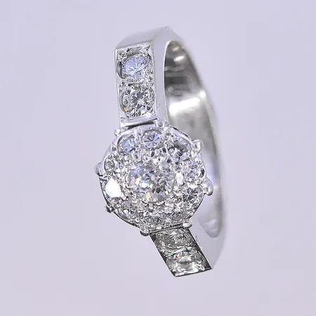 Ring med diamanter 4x0,10ct 10x0,02ct 1x0,16ct, stl17¾, bredd 4-10 mm, vitguld, graverad, 18K. Vikt: 7,2 g