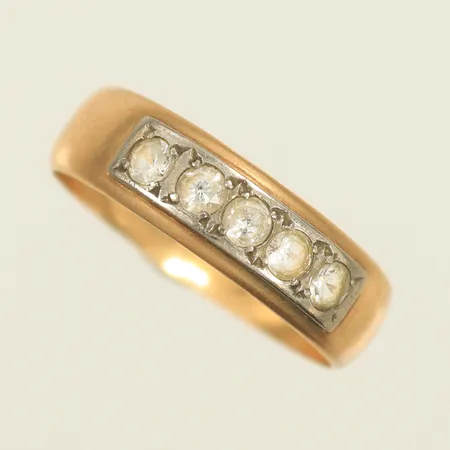 Ring med vita stenar stl 17½, bredd 6mm, sliten, 18K, 1,8g Vikt: 1,8 g