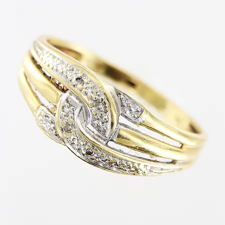 Ring diamanter 4 x ca 0,005ct stl 17¼, bredd 1,5-7mm, vitguldsdetaljer, 18K.  Vikt: 2,7 g