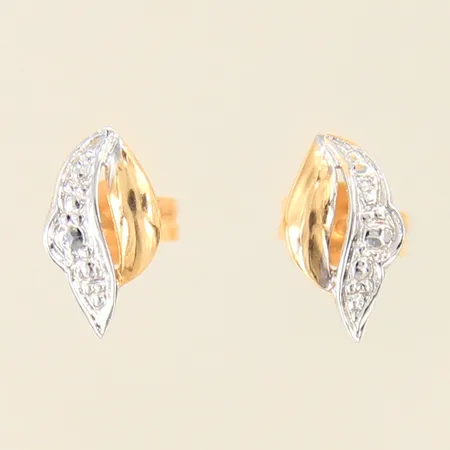 Ett par örhängen med dekor, 5x10mm, ena stiftet något skevt, 18K  Vikt: 0,7 g