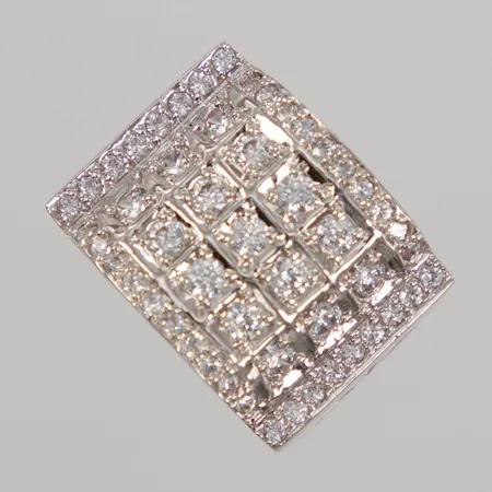 Ring med vita stenar stl 18¼, bredd 6,5-16,5mm, vitguld 14K,   Vikt: 10,6 g