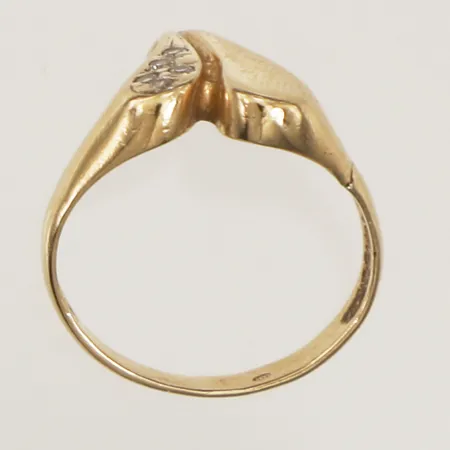 Ring med vita stenar, stl 15¾, bredd 2,3-12mm, skev, 14K  Vikt: 2,9 g
