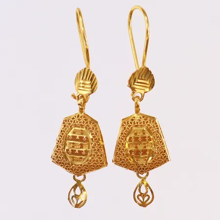 Ett par örhängen med genombruten dekor, 40x12mm, 21K.  Vikt: 3 g