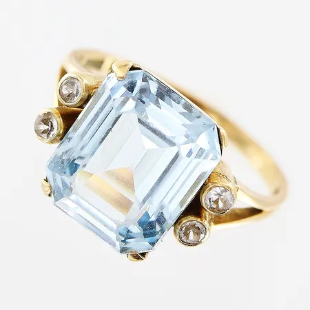 Ring, blå/vita stenar, stl ca 16½, bredd 1,5-11,5mm, skev skena, 18K, bruttovikt 4,4 gram Vikt: 4,4 g