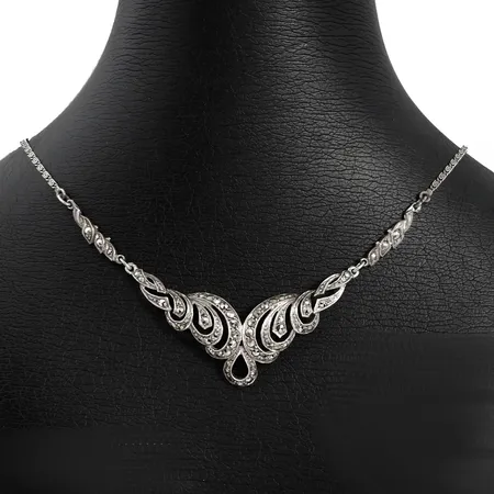 Vintage Collier, silver 835/1000, Markasiter, integrerat hänge, kedja Irrgång, lås med Markasiter, samtliga stenar i behåll, längd 47,5 cm, hänge längd 8 cm, bredd 29 mm Vikt: 10,1 g