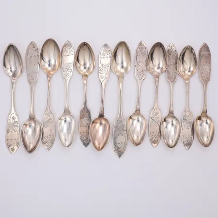 12 Kaffeskedar modell Tornedal 12-13cm, två med gravyr, MEMA & F Olsson, 830/1000 silver Vikt: 166,9 g