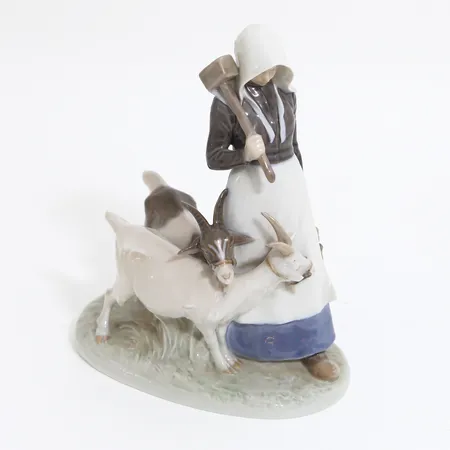 Figurin Royal Copenhagen, nr 694, höjd ca 24cm, bredd ca 18cm, tredje sortering,  Vikt: 0 g Skickas med paket.