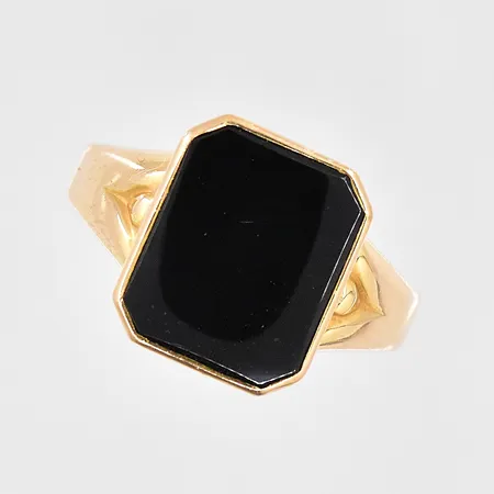 Klackring med Onyx stl 19½, bucklig, ovandel 13,4x11,4mm, 18K Vikt: 2,7 g
