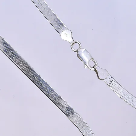 Collier, längd 45,5 cm, bredd 5 mm, silver 925/1000. Vikt: 13,5 g