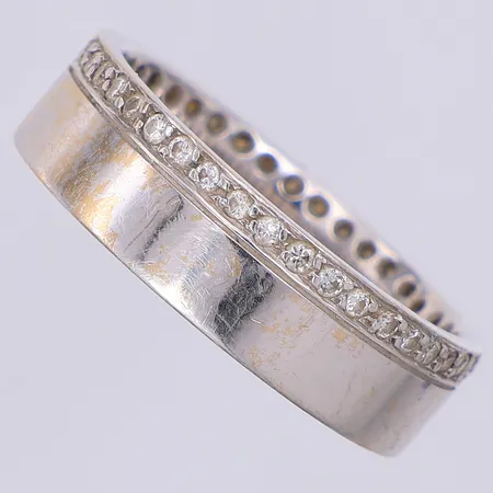 Ring med diamanter ca 40st x ca 0,01ct stl 18¼, vitguld, gravyr, omrodineras, 18K Vikt: 7,6 g