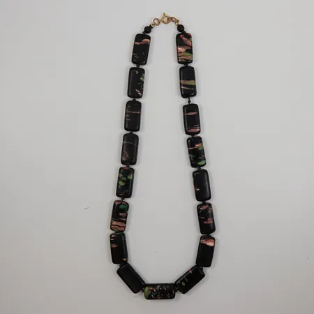 Collier med sten i flera färger 49cm, bredd 12-13mm, bör träs om, Vikt: 76,1.