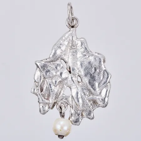 Hänge med pärla Fasth Guld & Gravyr Atelje K L år 1994 längd: ca 4cm bredd: ca 23mm, 925/1000 silver Vikt: 6 g