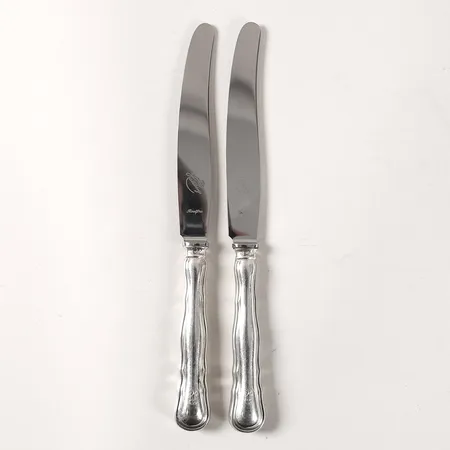 2st knivar modell Hallbergs Chippendale, längd 218mm, monogramgravyr, tillverkade av C.G. Hallberg, Stockholm år 1933, blad i rostfritt stål, silver 830/1000 Vikt: 117,8 g