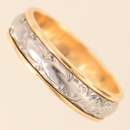 Ring, stl 19½, bredd 6mm, mittendel i monel, gravyr, 18K  Vikt: 7,4 g