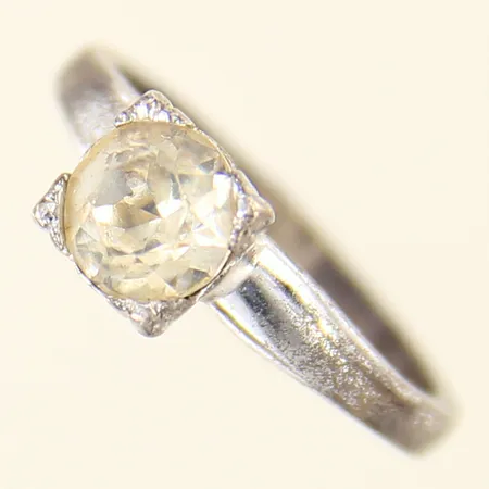Ring med gul sten, stl 16½, bredd 2-7mm, sten med nagg, sterling silver 925/1000 Vikt: 2,2 g