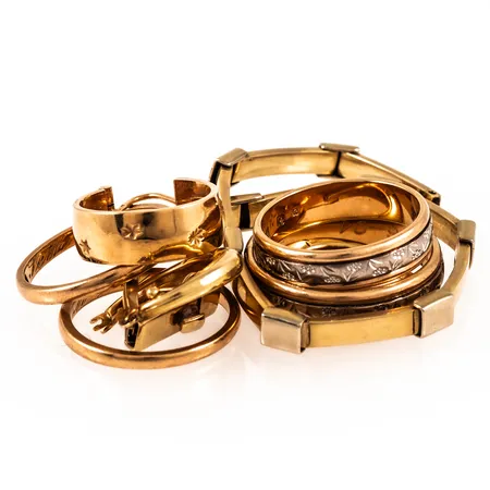 Diverse defekt/graverat guld i 18K. Vikt: 32,7g. 