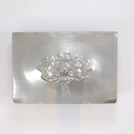 Skrin i Tenn invändigt med Teak, gravyr, Jugend-stil, 1900-talets första hälft 15,5x10,5cm höjd 5,5cm, små skevheter Skickas med paket.