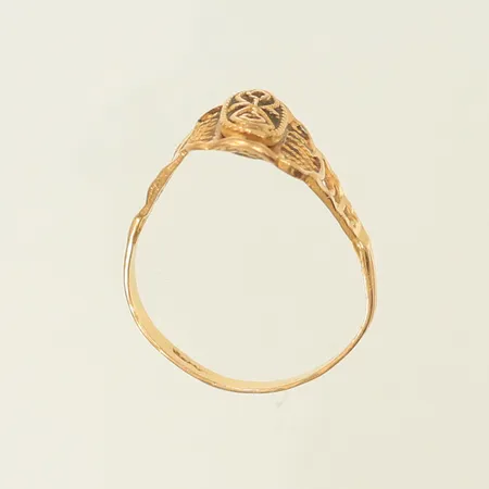 Ring med genombruten dekor ca 17, defekt skena, sliten, 21K, 2,3g Vikt: 2,3 g