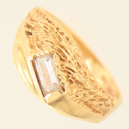 Ring med dekor samt vit sten, stl 17, bredd 2-10mm, år 1993, BEH Bengt Hallberg Guldsmeds AB, 18K  Vikt: 4,3 g