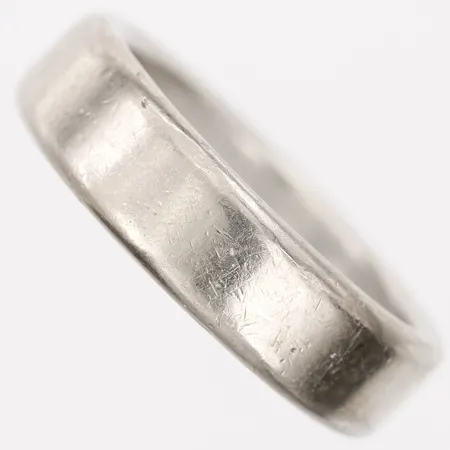 Ring slät, gravyr, stl: 18½, 18K vitguld  Vikt: 13,2 g