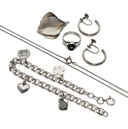 Silversmycken 830-925/1000, bl.a. Armband Bismarck med berlocker, längd 20 cm (förlängd), Ring med röd sten, Ø16½ mm, bredd 3,5-9,5 mm, Örhängen, ett par, sterling, Ø22,5 mm, skruvmodell Vikt: 29,4 g