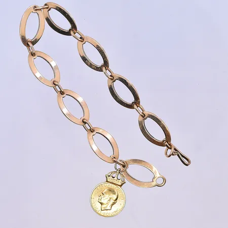 Armband med hänge från patriotiska Sällskapet, längd 20 cm, bredd 11 mm, namngravyr på insida av länk, 18K. Vikt: 19,2 g