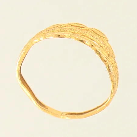 Ring med dekor, ostämplad, bucklig, 18K Vikt: 1,8 g