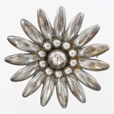 Brosch i form av en blomma, Ø 45mm, tillverkad av Per Ericsson Stilsmycken, Helsingborg 1954, silver 830/1000 Vikt: 14,3 g