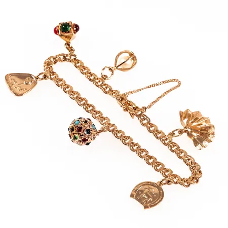 Armband Bismarck i 18K guld med 6 berlocker: Solfjäder, Kung Karls spira (Västerbotten), hästsko med stenbock. Det är 18,5 cm långt, 4,5 mm brett och väger 15,1g. Kistlås. 