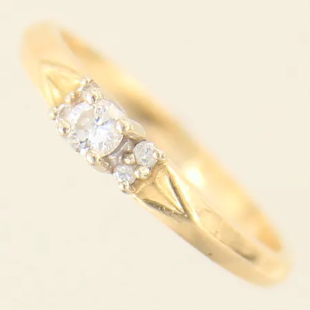 Ring med diamanter 1 x ca 0,12ct, 4 x ca 0,01ct, stl 17, bredd 2-3mm, fattning i vg, 14K  Vikt: 2,6 g