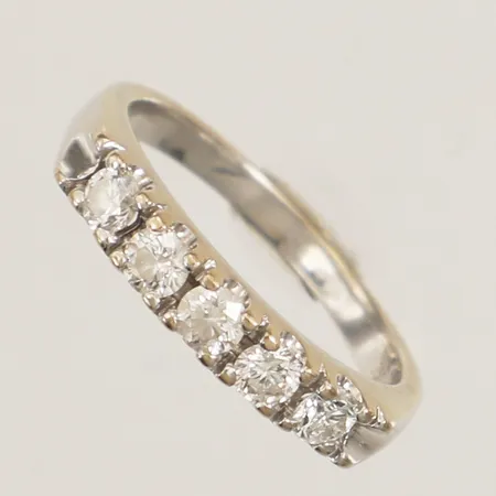 Ring halvallians med diamanter 5x ca 0,10ct, totalt 0,50ct enligt gravyr, stl 16¼, bredd 1,9-3,5mm, vitguld, behov av omrodiering, 18K  Vikt: 3,8 g