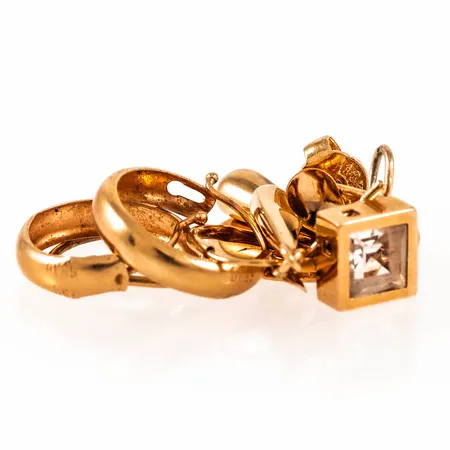 Diverse defekt/graverat guld i 18K. Vikt: 4,1g. 