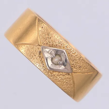 Ring med vit sten stl 16, Petterson eftr år 1964, svag gravyr, 18K Vikt: 6,1 g