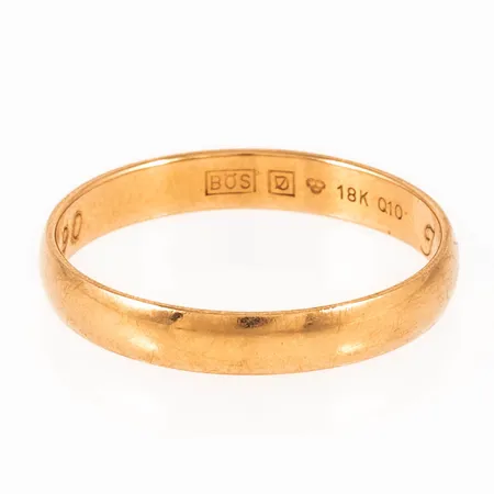 Graverat guld i 18K. Vikt: 2,8g. 