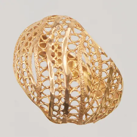 Ring, genombruten dekor, Ø17¾, bredd: 3,9-18mm, 21K, 3,2g.