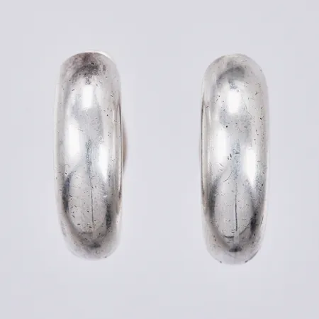 Ett par örhängen creoler Ø ca 16-19mm bredd: ca 4-5mm 925/1000 silver  Vikt: 6,7 g