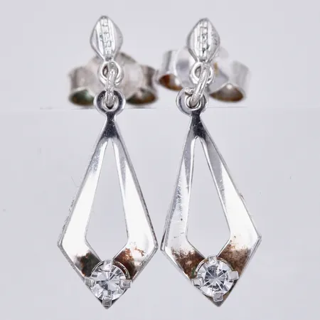 Ett par örhängen med vita stenar, längd ca 18mm, 835/1000 silver Vikt: 1,4 g